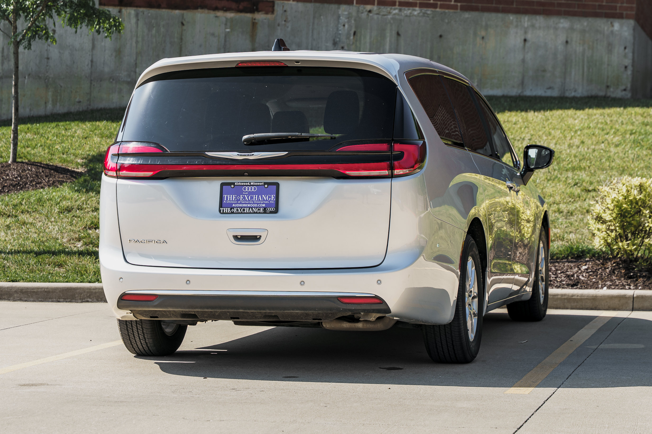 Used 2024 Chrysler Pacifica Touring-L FWD image 4