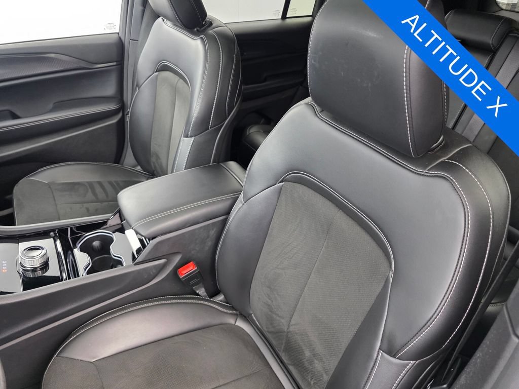 Used 2023 Jeep Grand Cherokee Altitude AWD/4WD image 11
