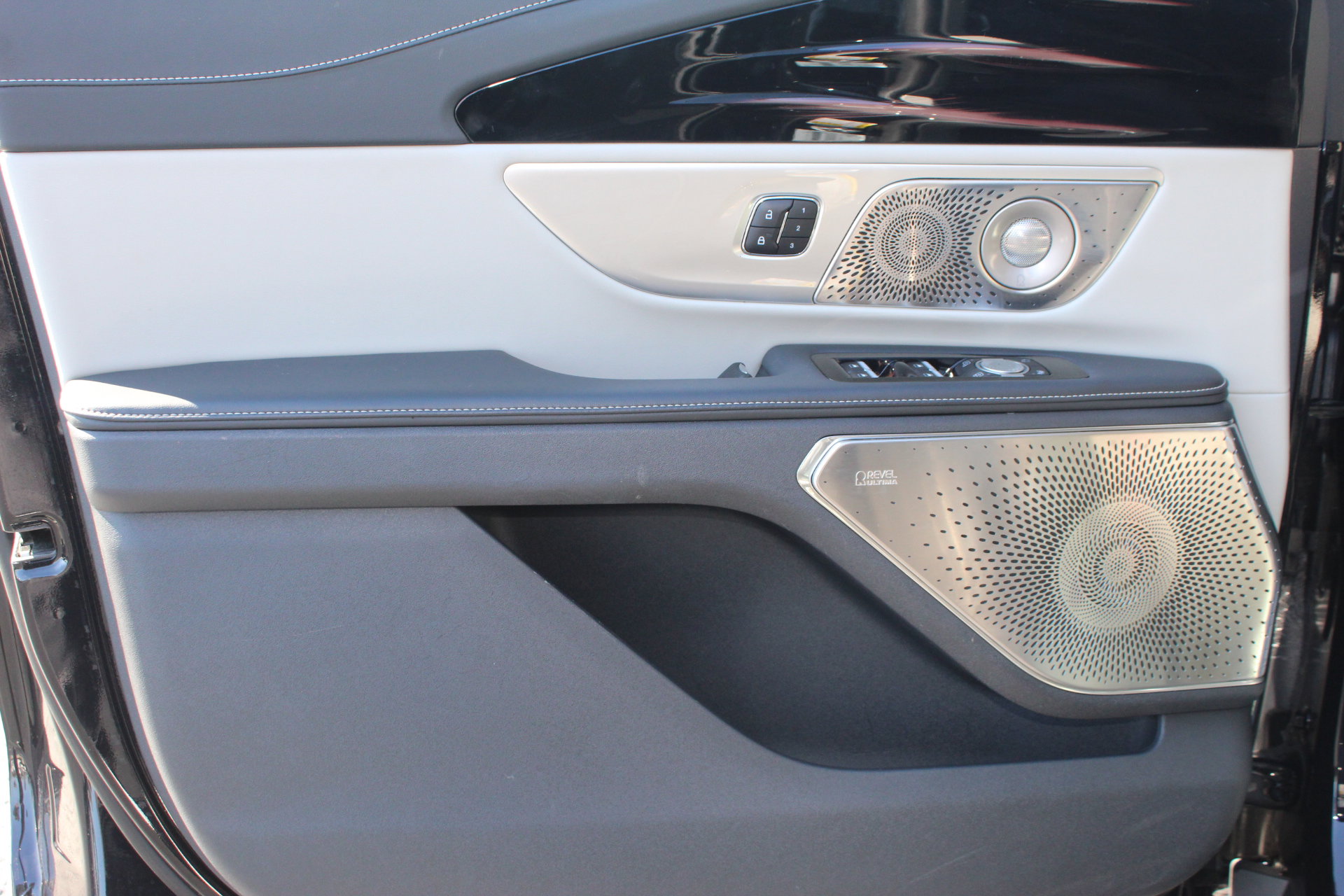 Used 2024 Lincoln Nautilus Reserve w/ Equipment Group 203A image 11