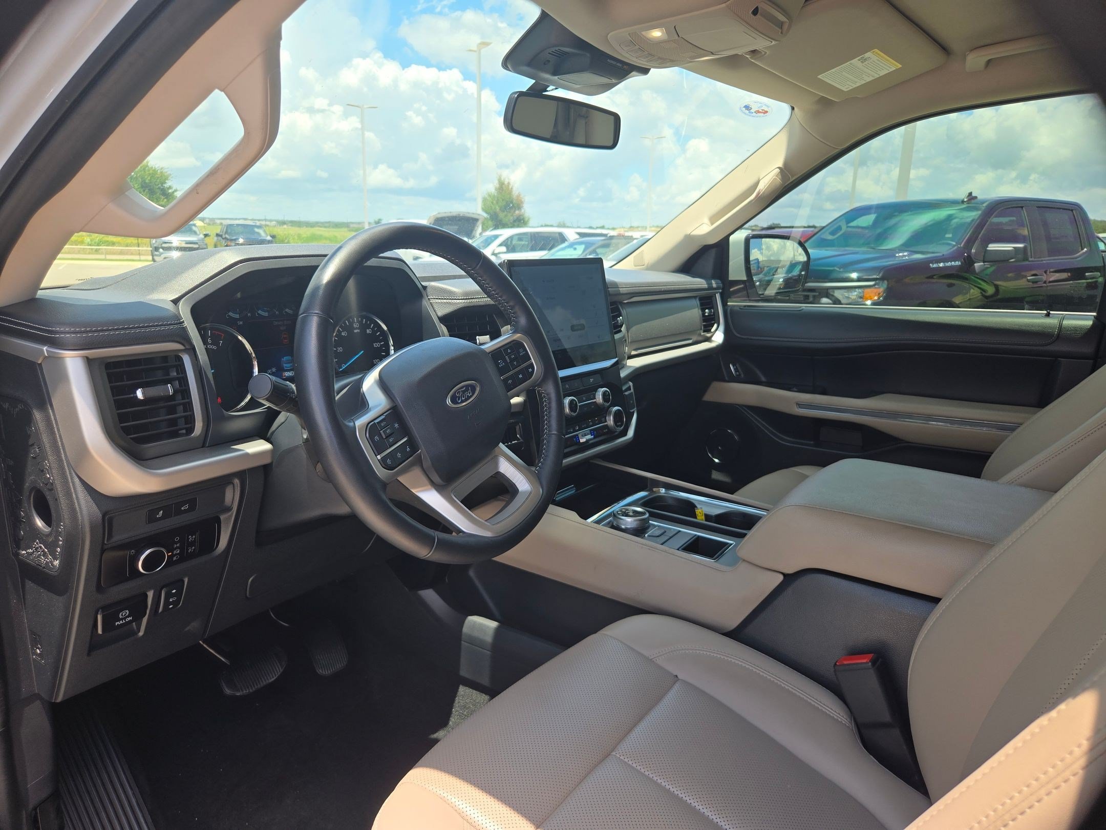 Used 2024 Ford Expedition XLT RWD image 11