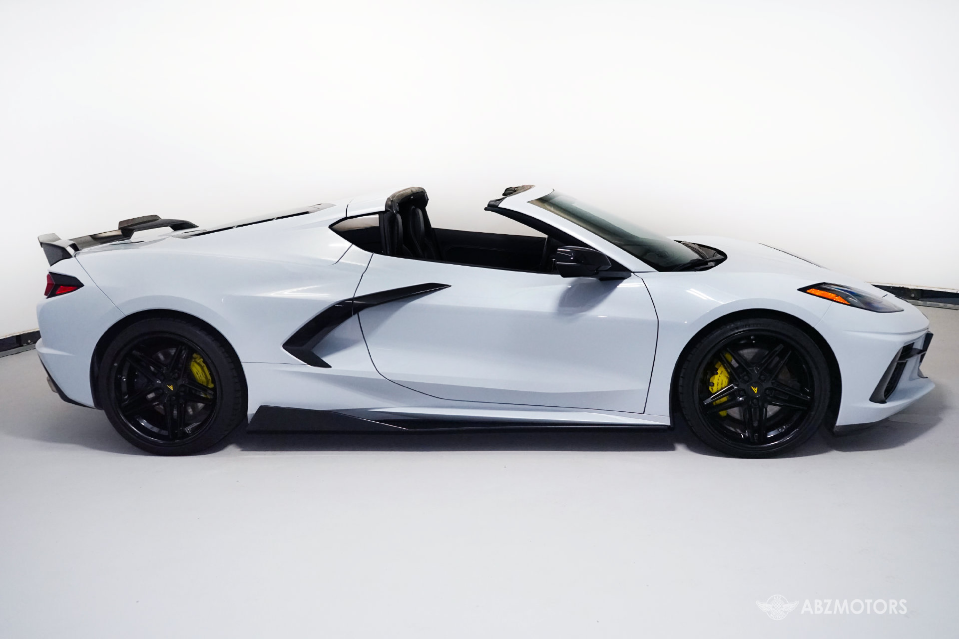 Used 2021 Chevrolet Corvette Stingray Coupe w/ Z51 Performance Package RWD image 3