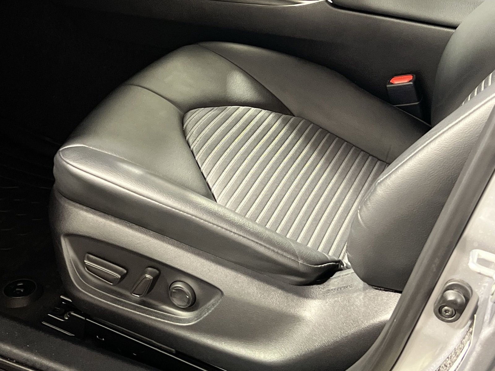 Used 2023 Toyota Camry SE FWD image 15