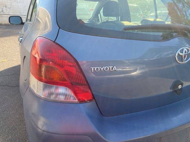 Used 2011 Toyota Yaris 4-Door Hatchback image 8