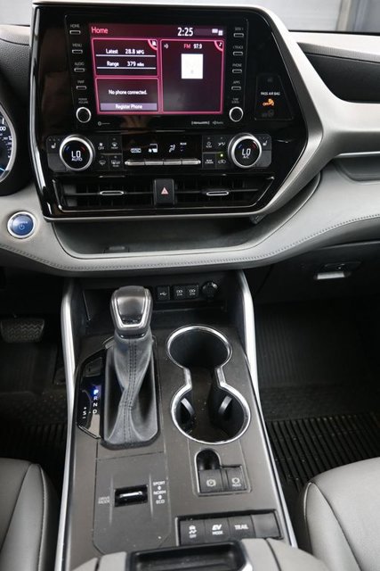 Used 2021 Toyota Highlander XLE AWD/4WD image 29