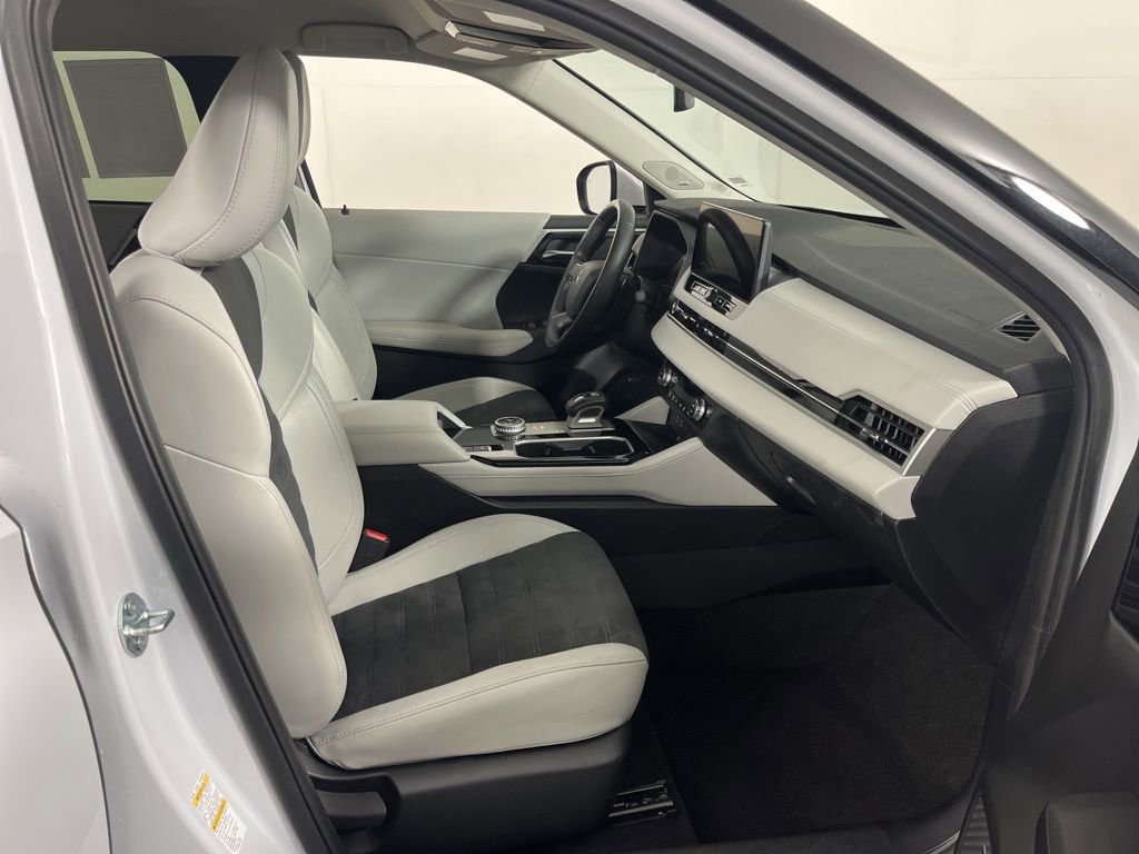 Used 2025 Mitsubishi Outlander SE image 6