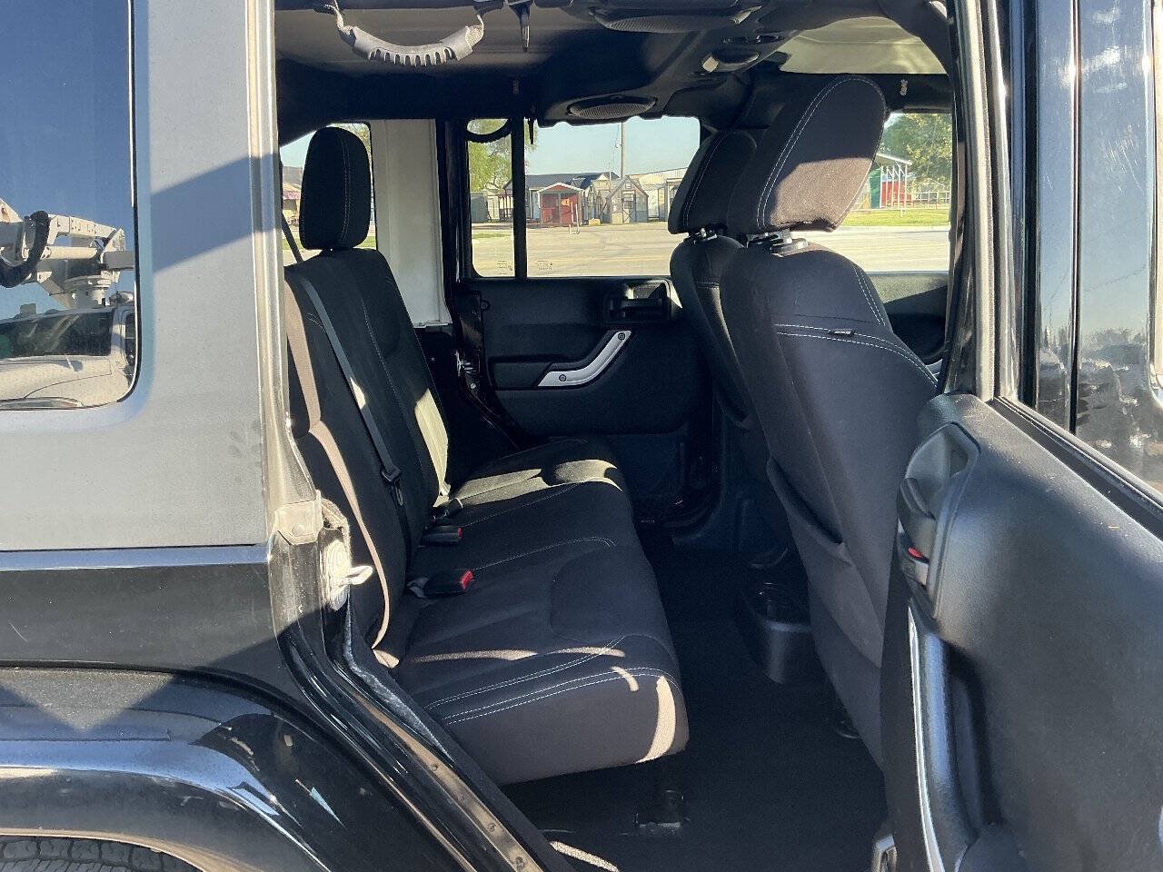 Used 2014 Jeep Wrangler Unlimited Sahara w/ Connectivity Group AWD/4WD image 17