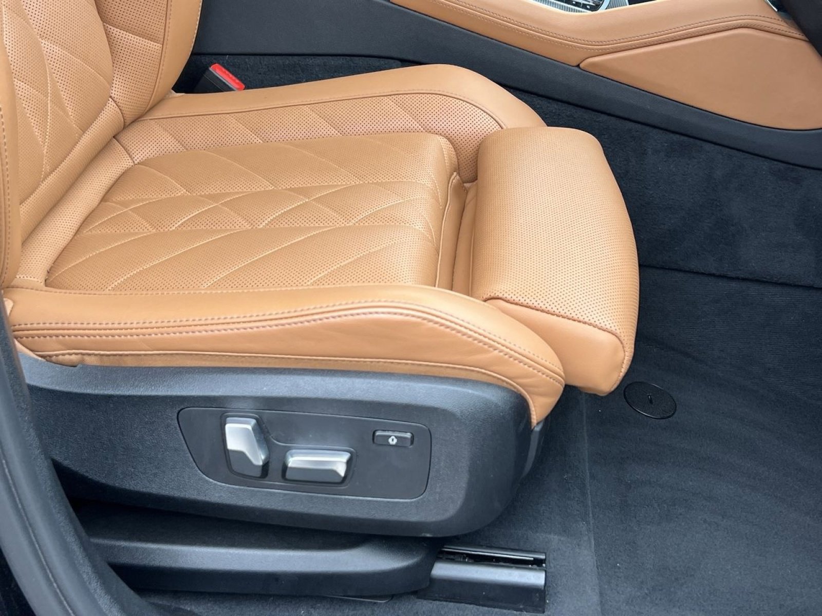 Used 2023 BMW X6 xDrive40i w/ M Sport Package image 31