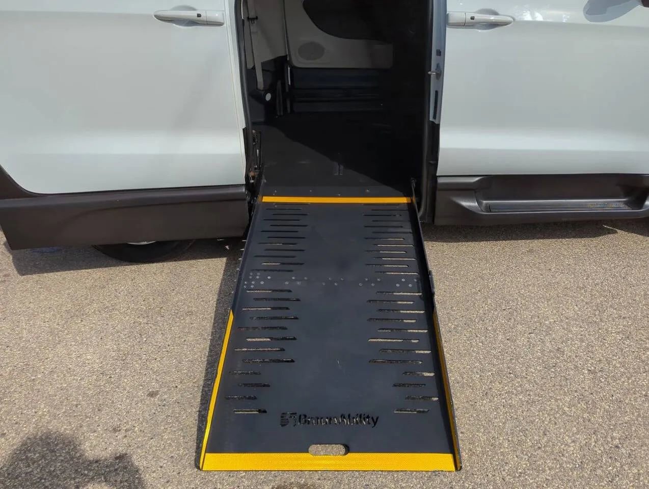 Used 2023 Chrysler Voyager LX FWD image 28