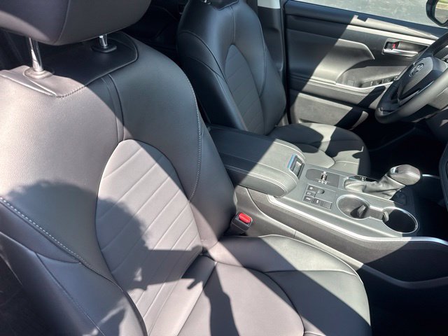 Used 2025 Toyota Highlander XLE FWD image 16