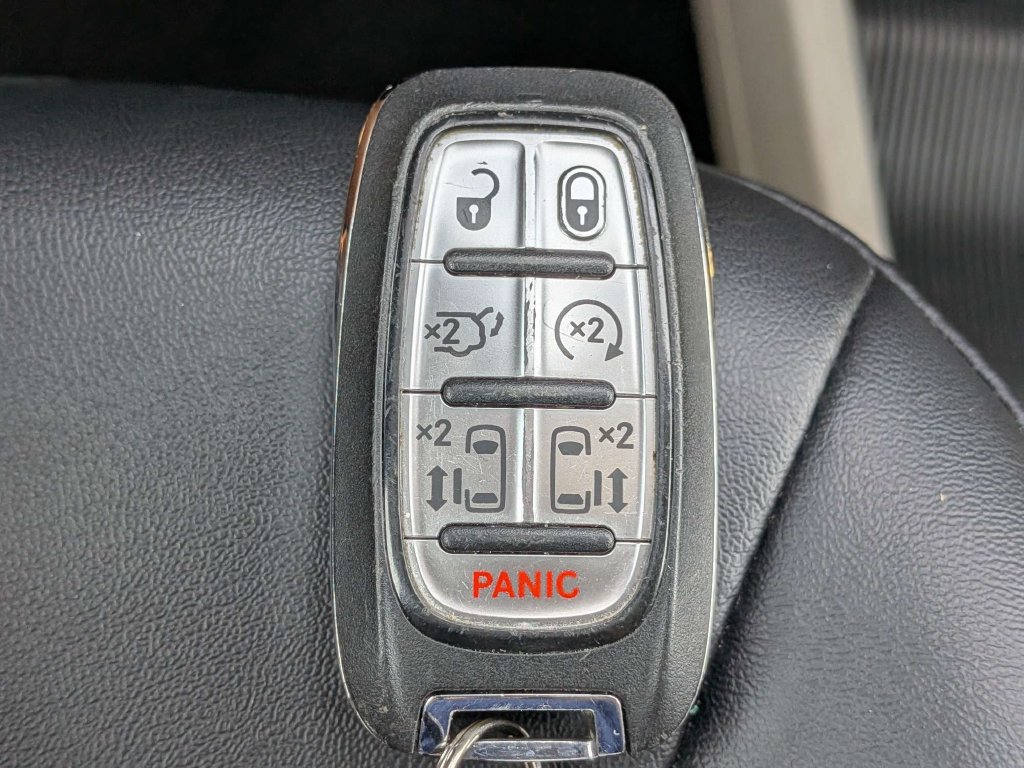 Used 2024 Chrysler Pacifica Touring-L FWD image 31