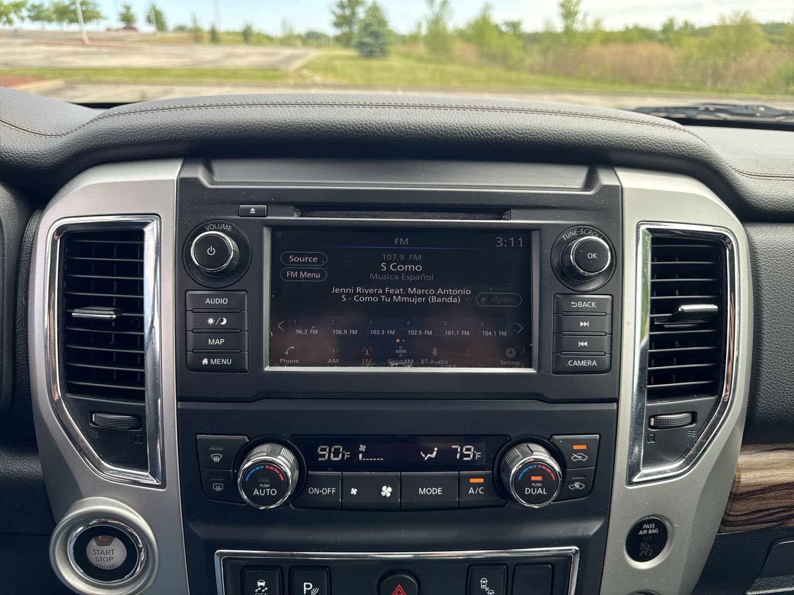 Used 2019 Nissan Titan SL AWD/4WD image 13