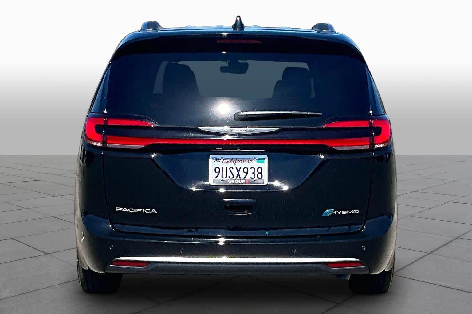 Used 2025 Chrysler Pacifica Pinnacle FWD image 4