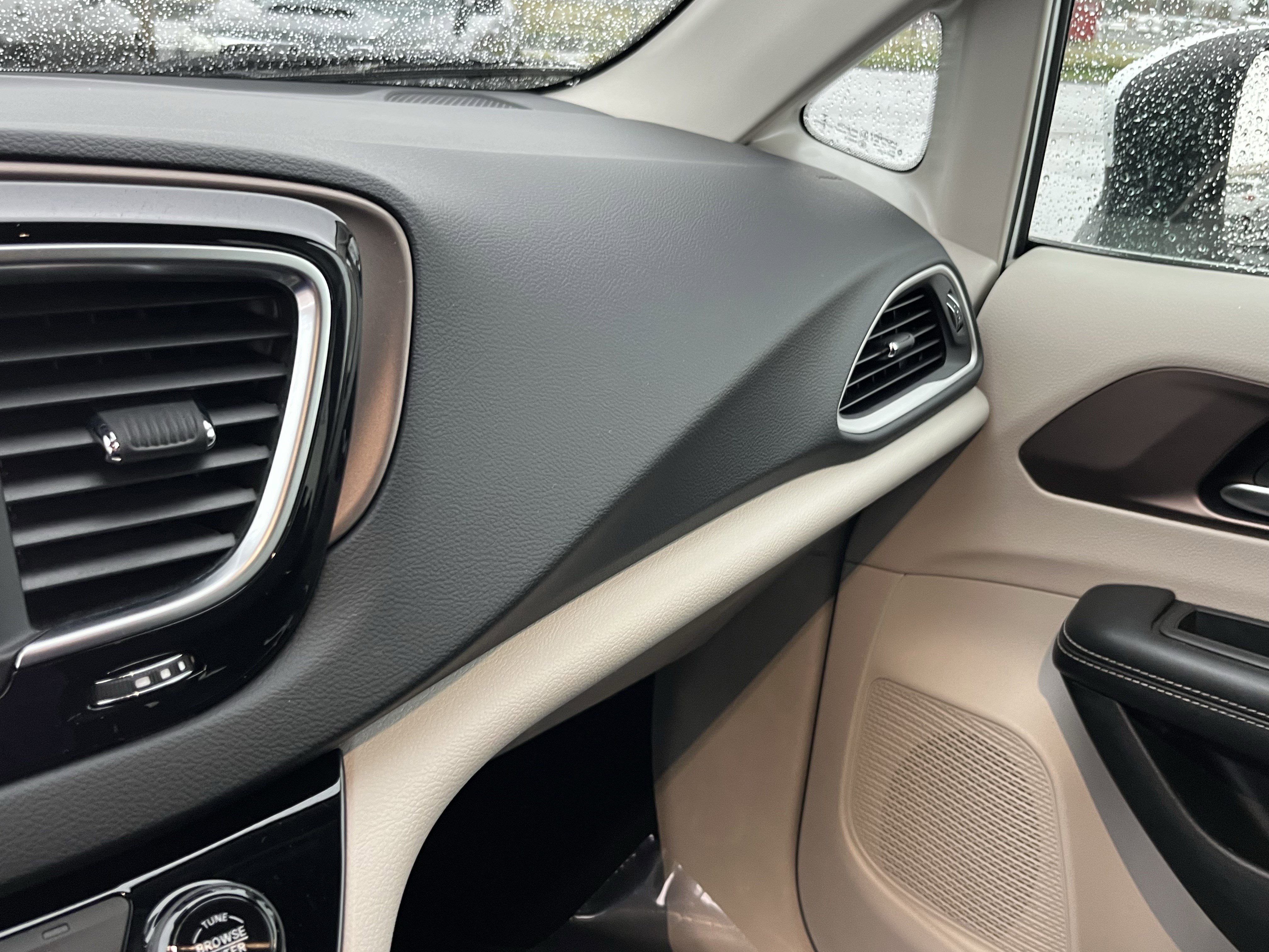 Used 2023 Chrysler Voyager LX image 22