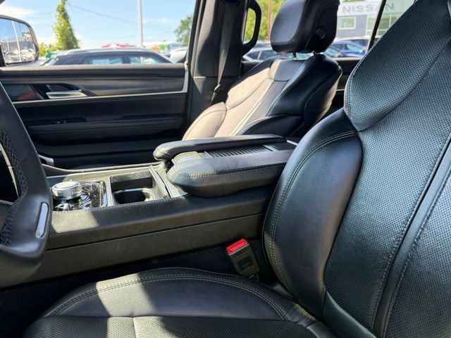 Used 2023 Jeep Wagoneer Series III w/ Preferred Equipment Group AWD/4WD image 27