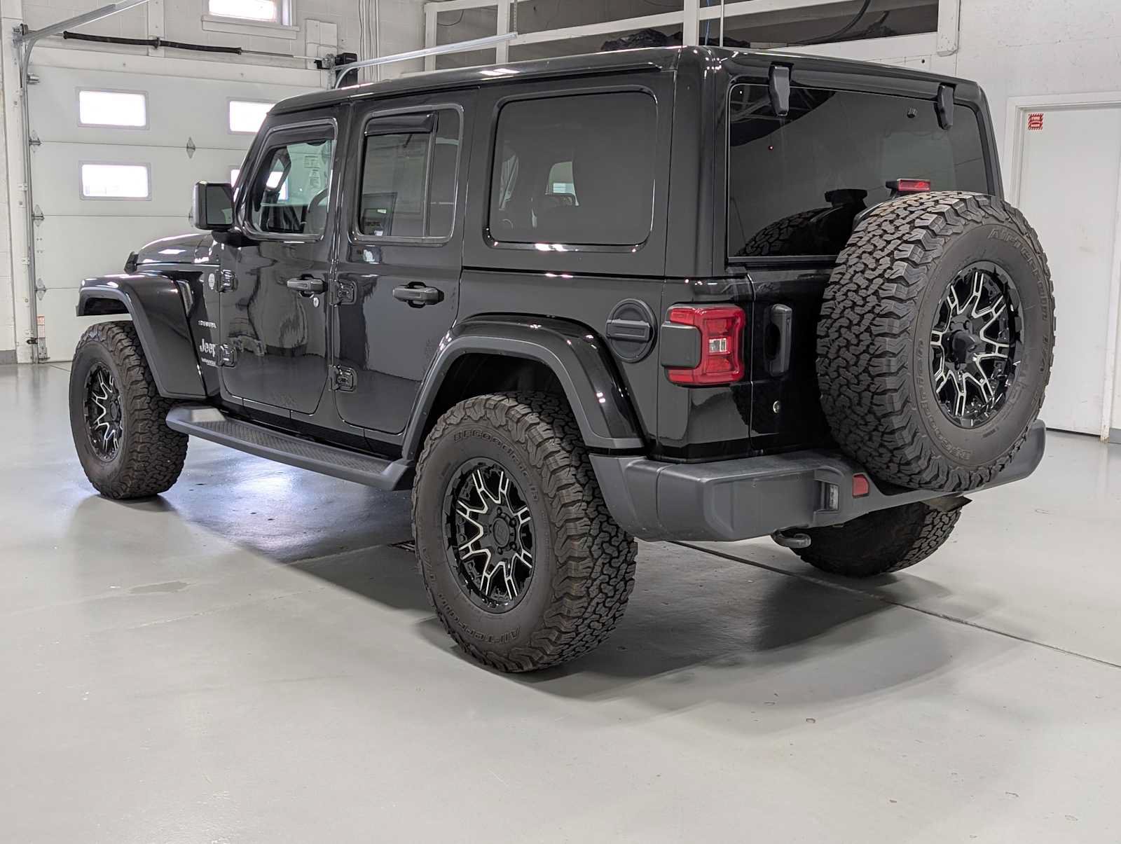 Used 2018 Jeep Wrangler Unlimited Sahara AWD/4WD image 11
