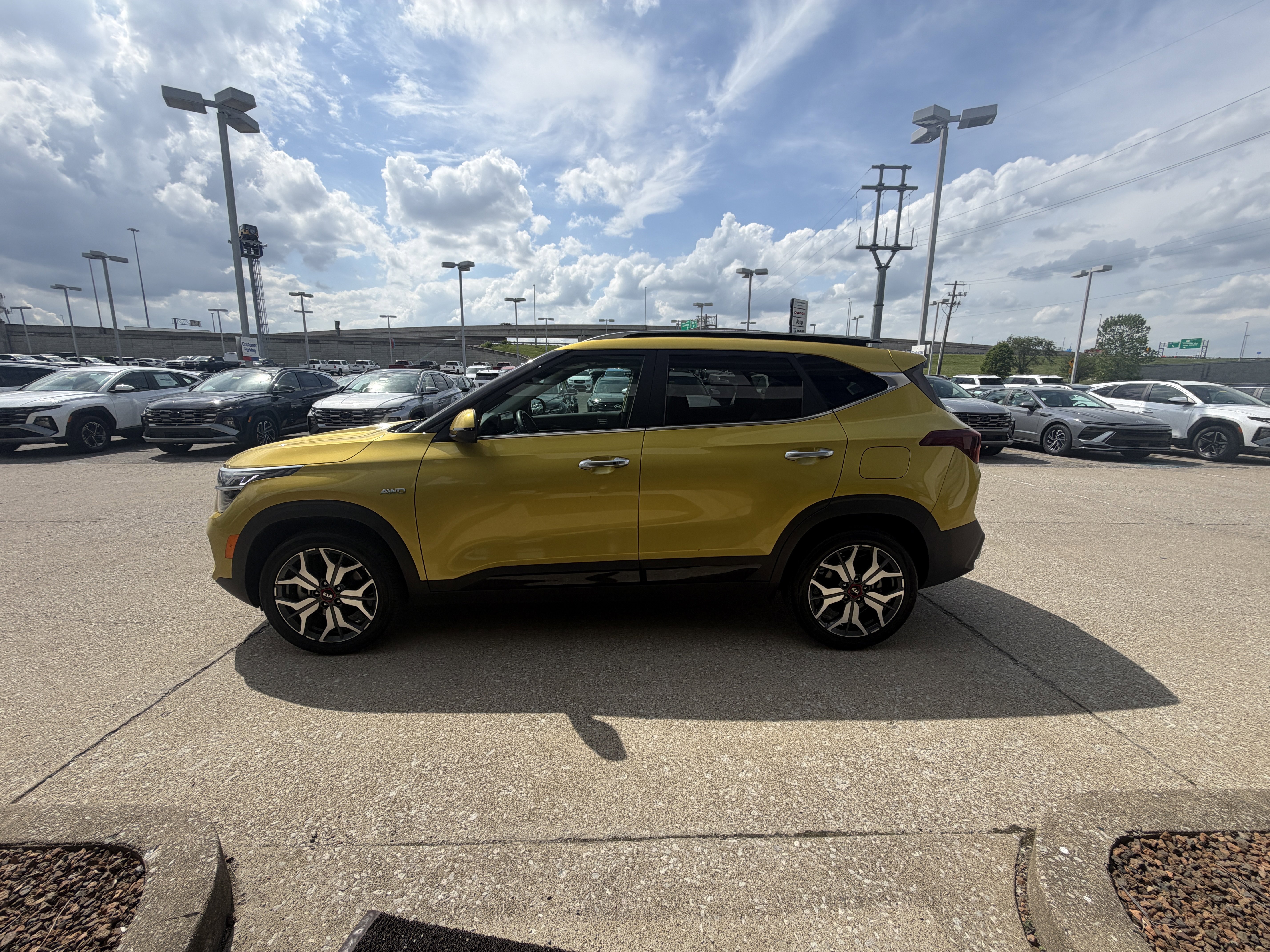 Used 2021 Kia Seltos SX w/ SX Sunroof Package AWD/4WD image 15