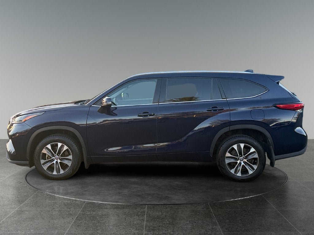 Used 2021 Toyota Highlander XLE AWD/4WD image 6