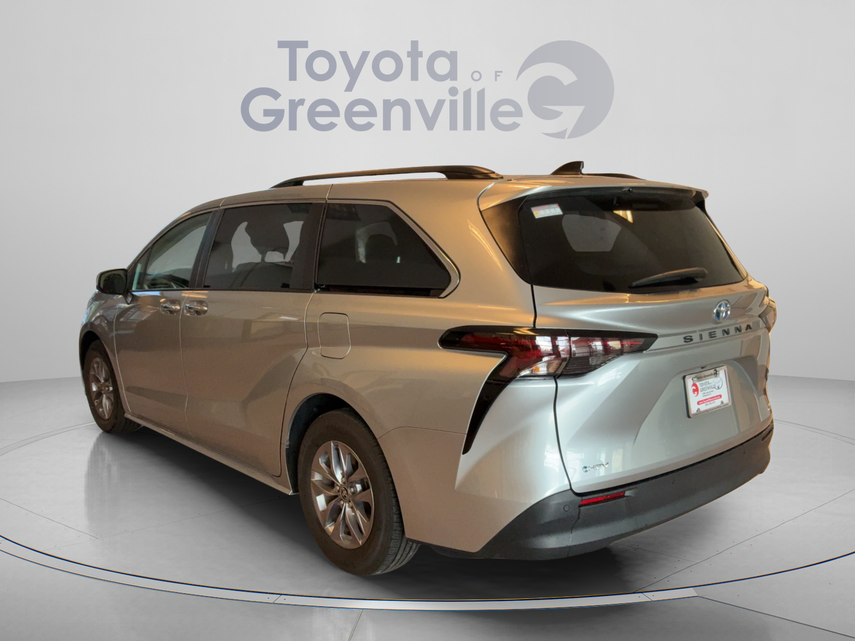 Certified 2025 Toyota Sienna XLE FWD image 4