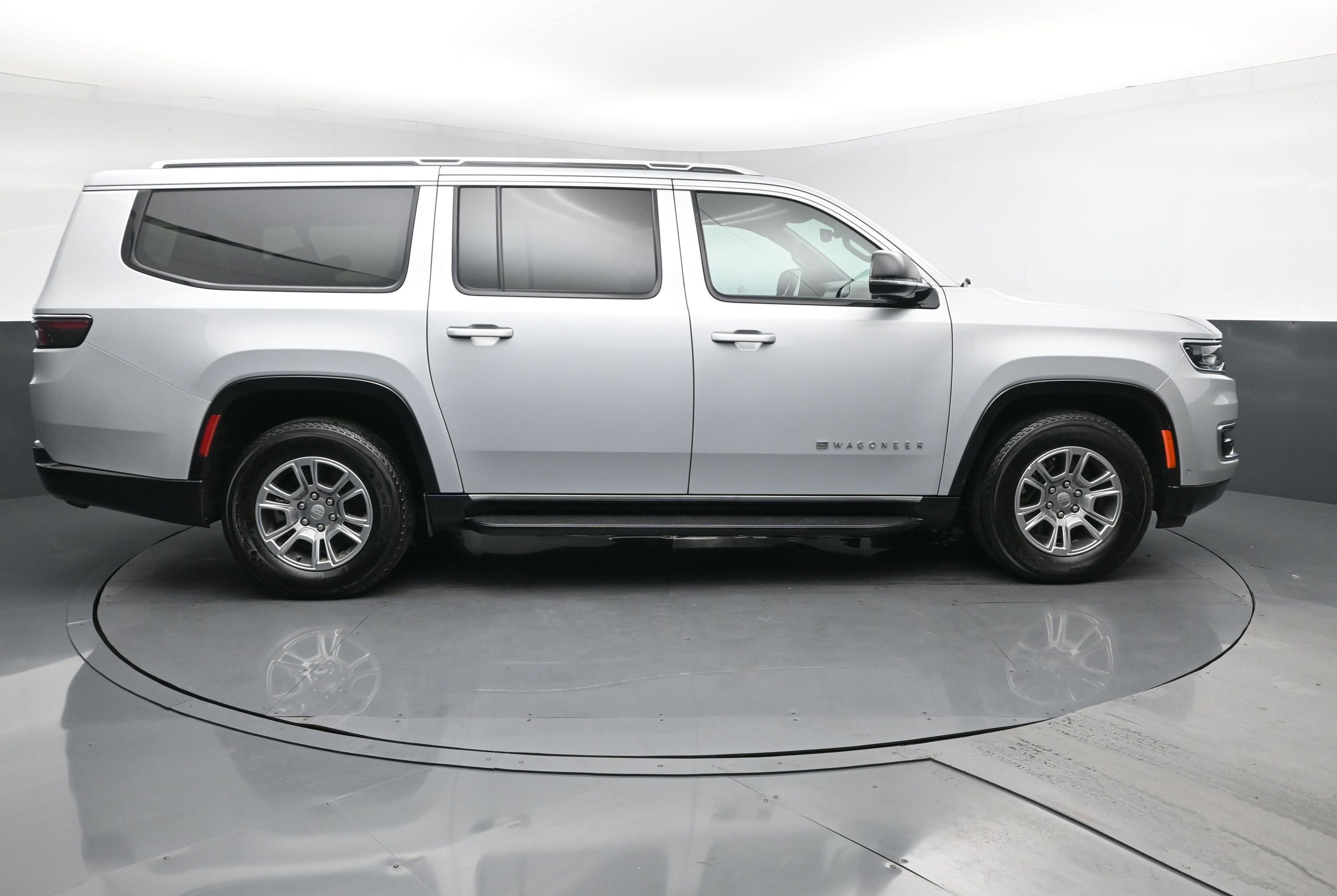 Used 2024 Jeep Wagoneer L 4WD image 3