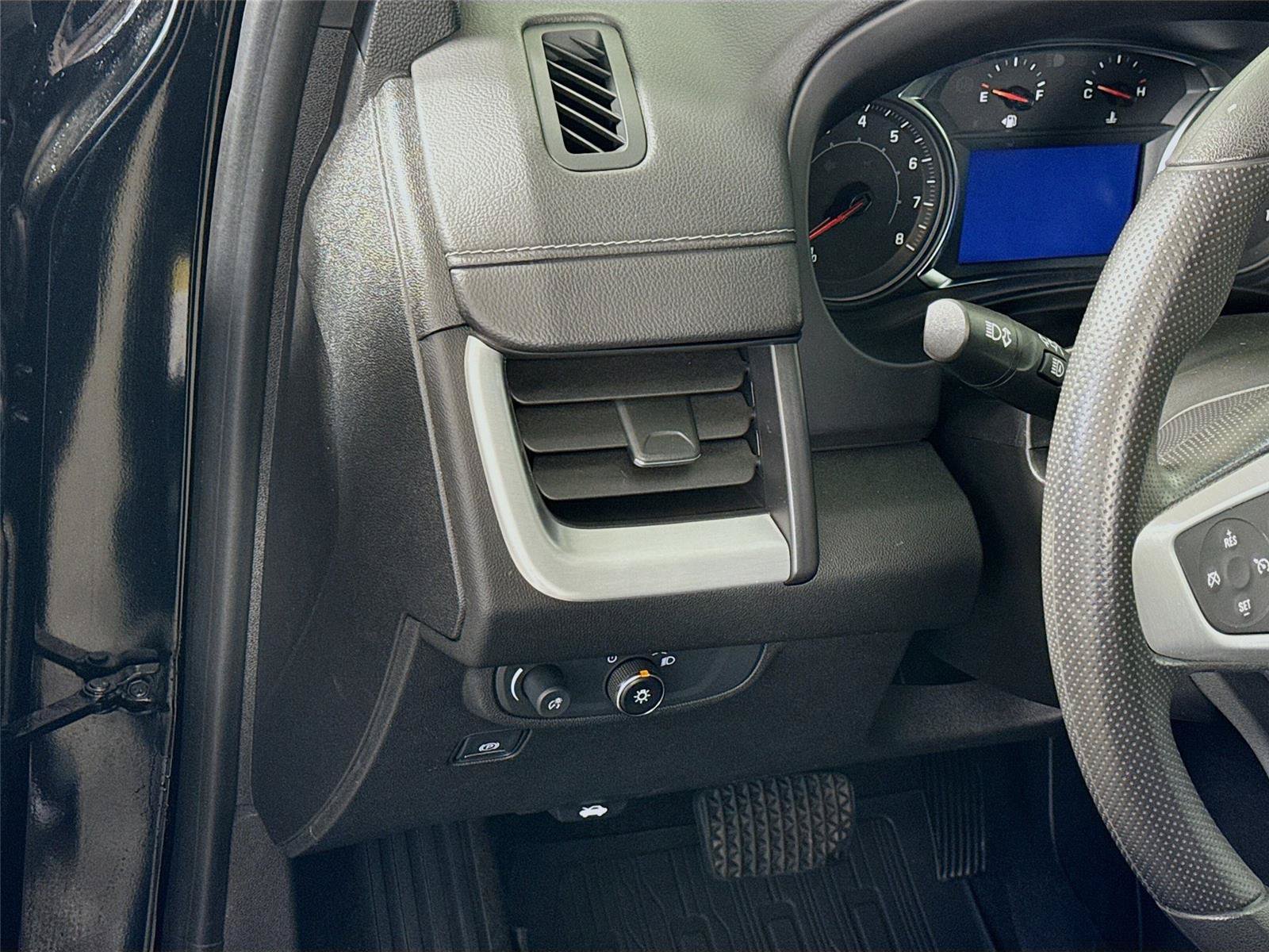 Used 2023 GMC Terrain SLE w/ Driver Convenience Package FWD image 4