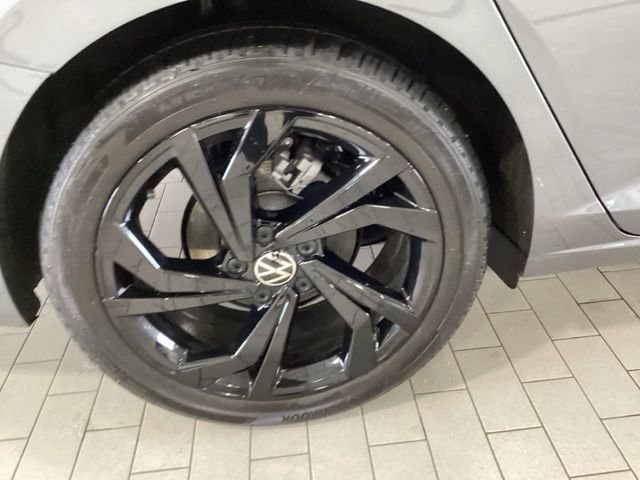 Used 2025 Volkswagen Jetta SE w/ Sunroof Package image 24