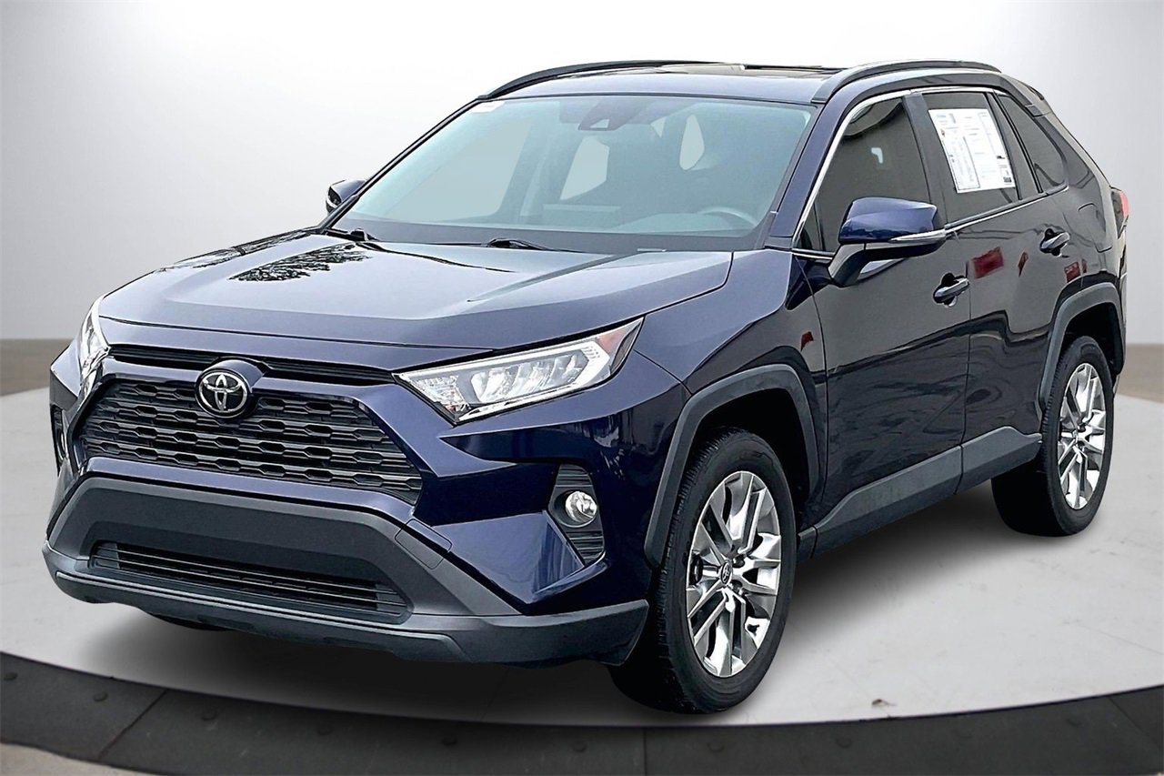 Used 2020 Toyota RAV4 XLE Premium image 4