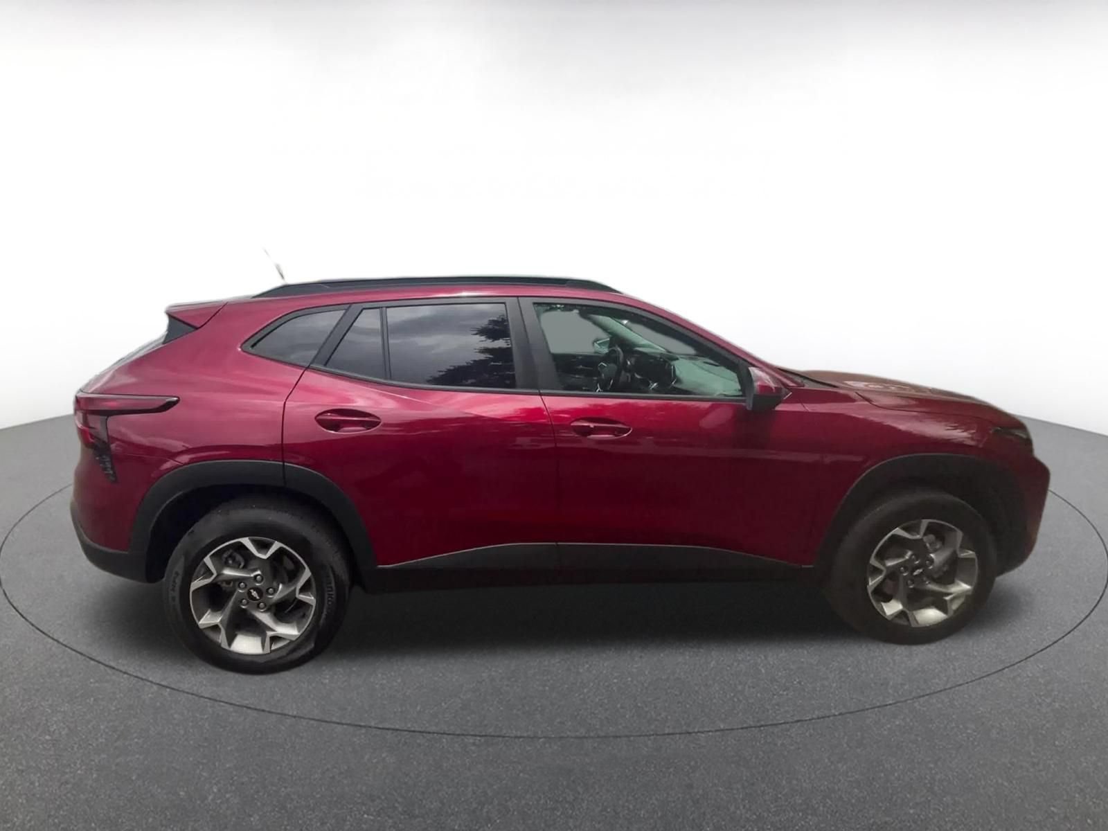 Used 2025 Chevrolet Trax LT w/ LT Convenience Package FWD image 16