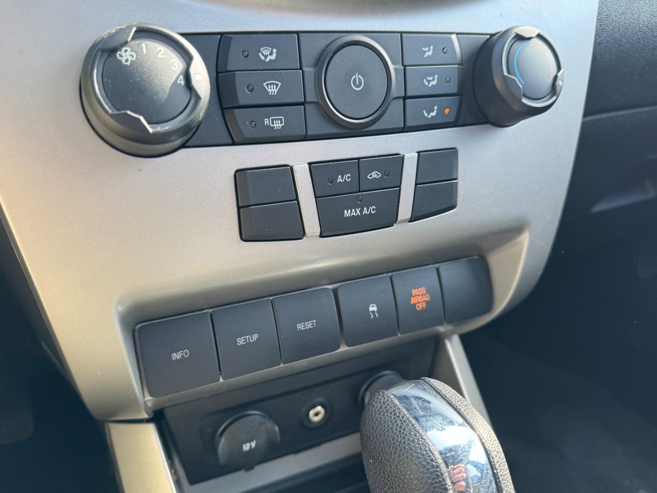 Used 2010 Ford Focus SE image 15