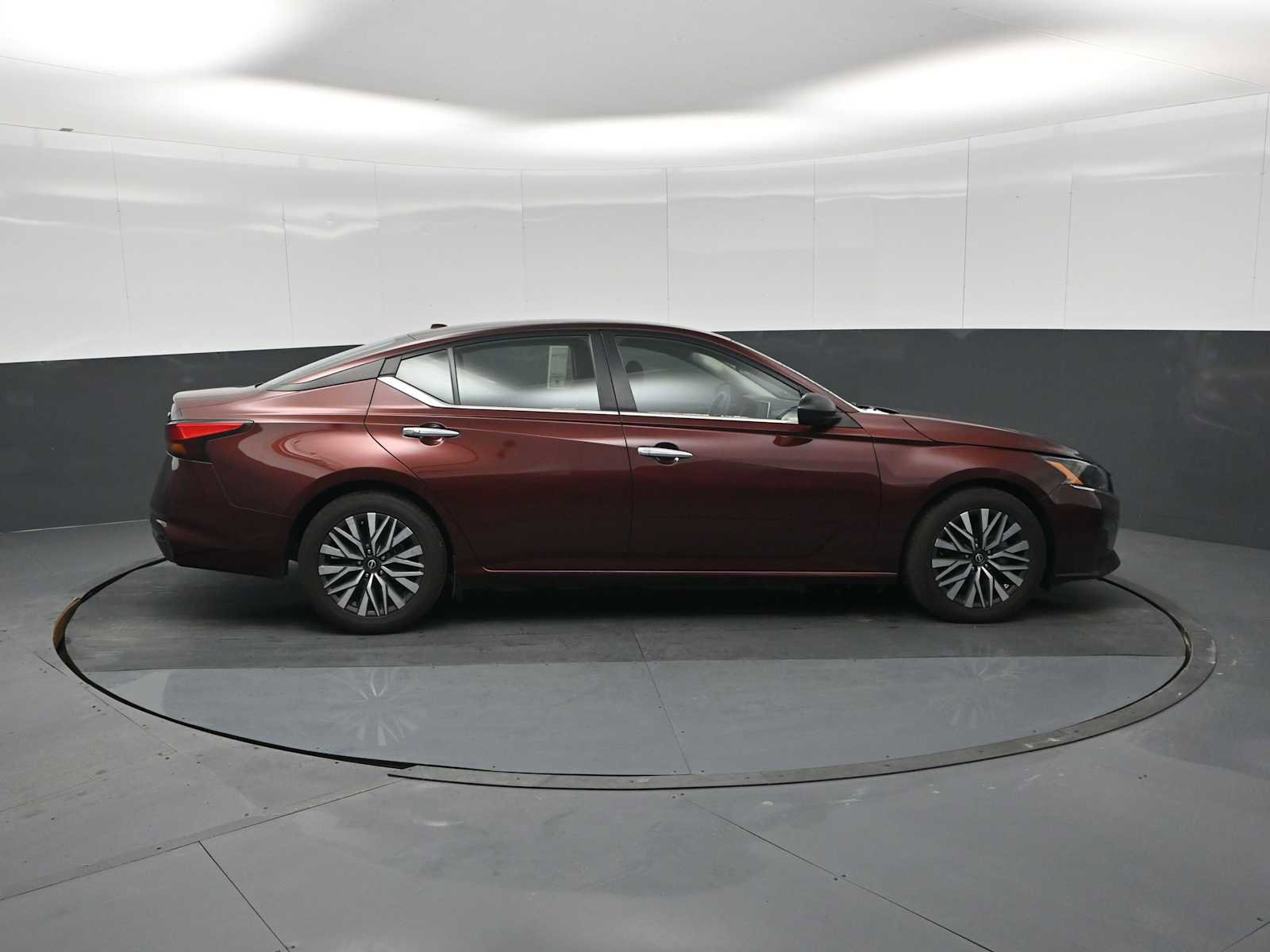 Used 2024 Nissan Altima 2.5 SV image 9