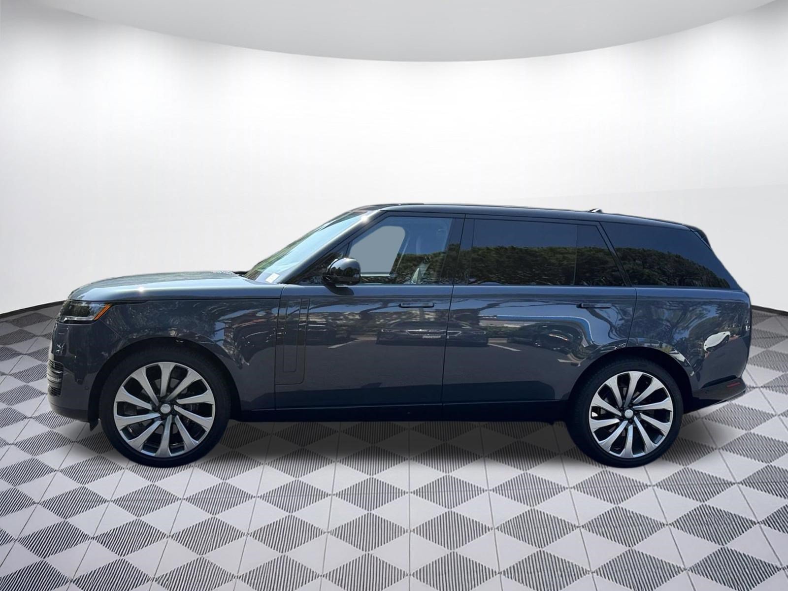 Used 2025 Land Rover Range Rover Long Wheelbase SE AWD/4WD image 2