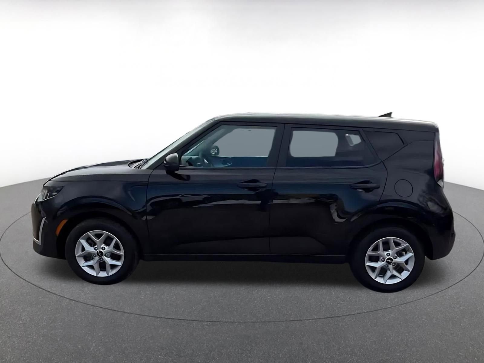 Used 2025 Kia Soul LX w/ LX Technology Package FWD image 10