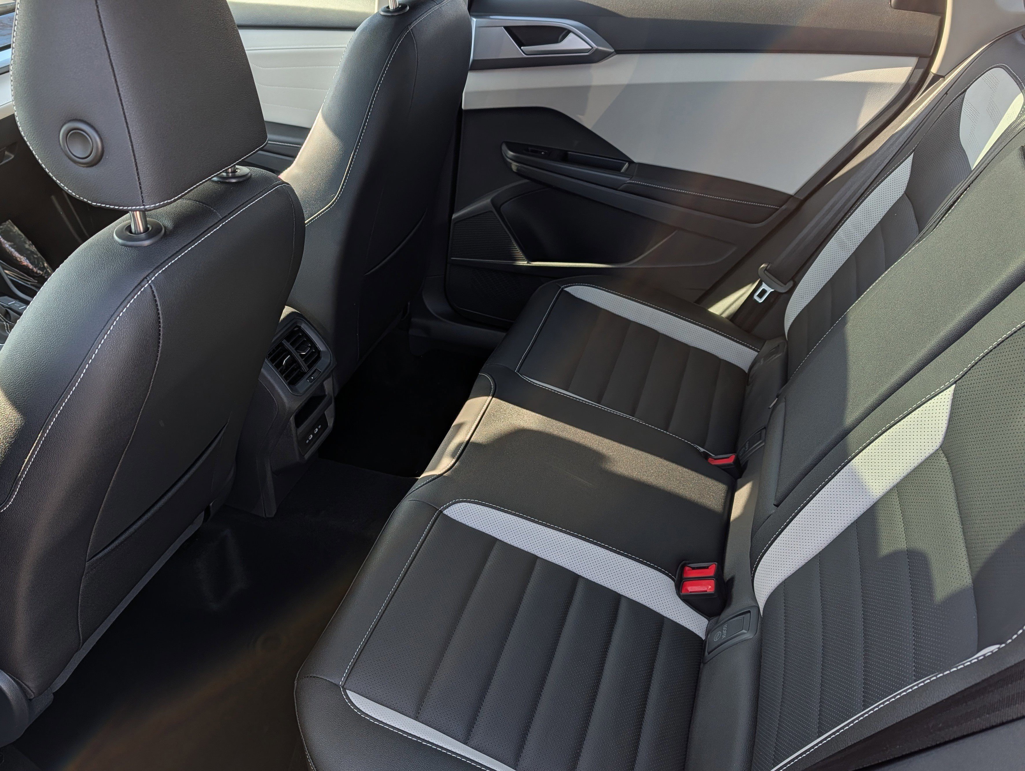 New 2026 Volkswagen Taos SEL AWD/4WD image 8