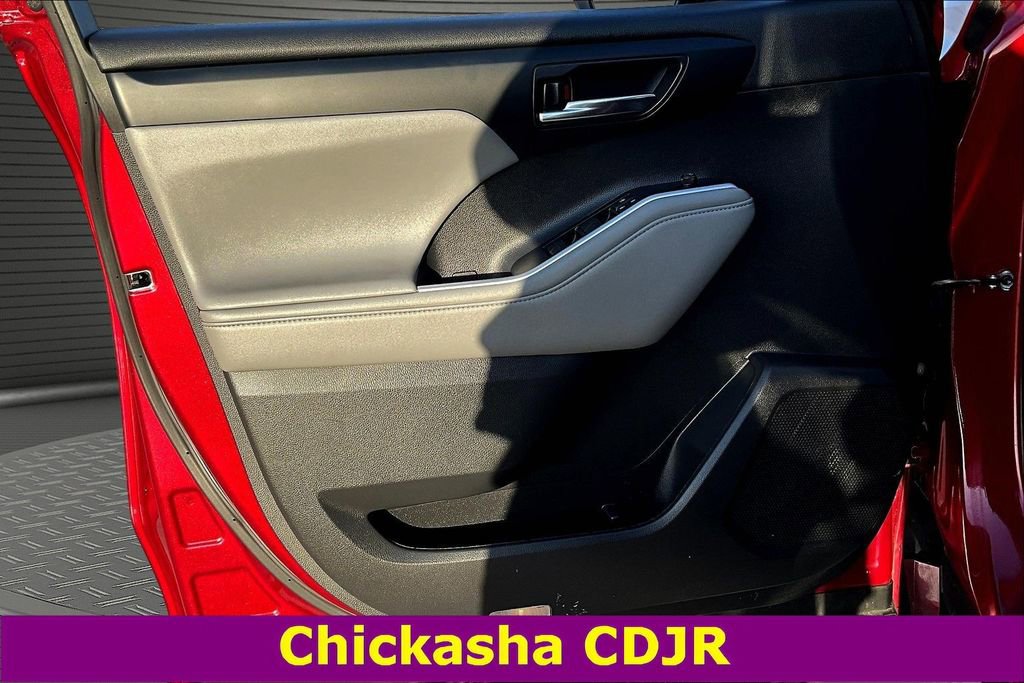 Used 2022 Toyota Highlander XLE image 19