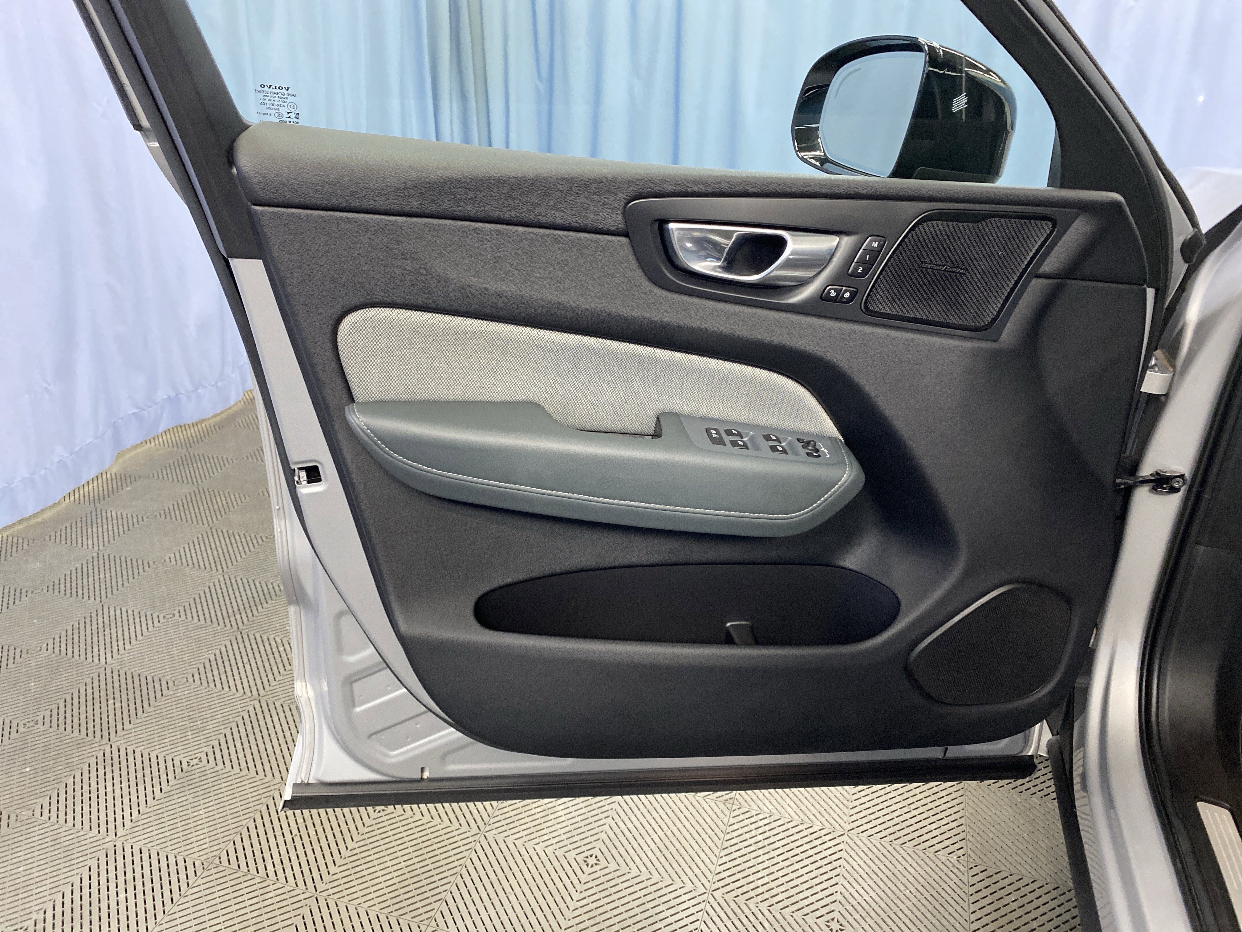 Used 2022 Volvo XC60 B5 R-Design image 11