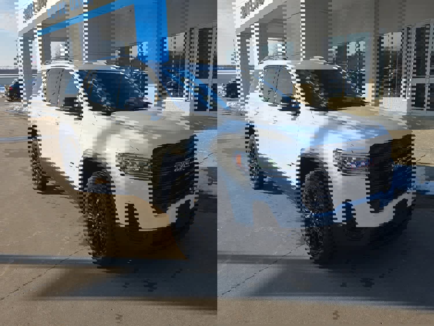 Used 2023 GMC Acadia SLE w/ Driver Convenience Package image 2