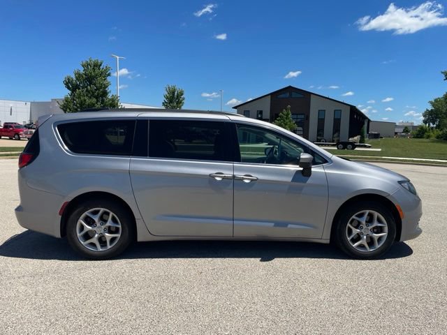 Used 2018 Chrysler Pacifica Touring w/ Tire & Wheel Group FWD image 2