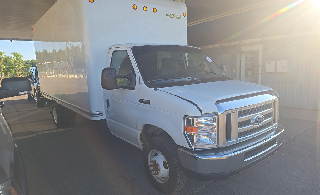 Used 2023 Ford E-450 and Econoline 450 Super Duty RWD image 1