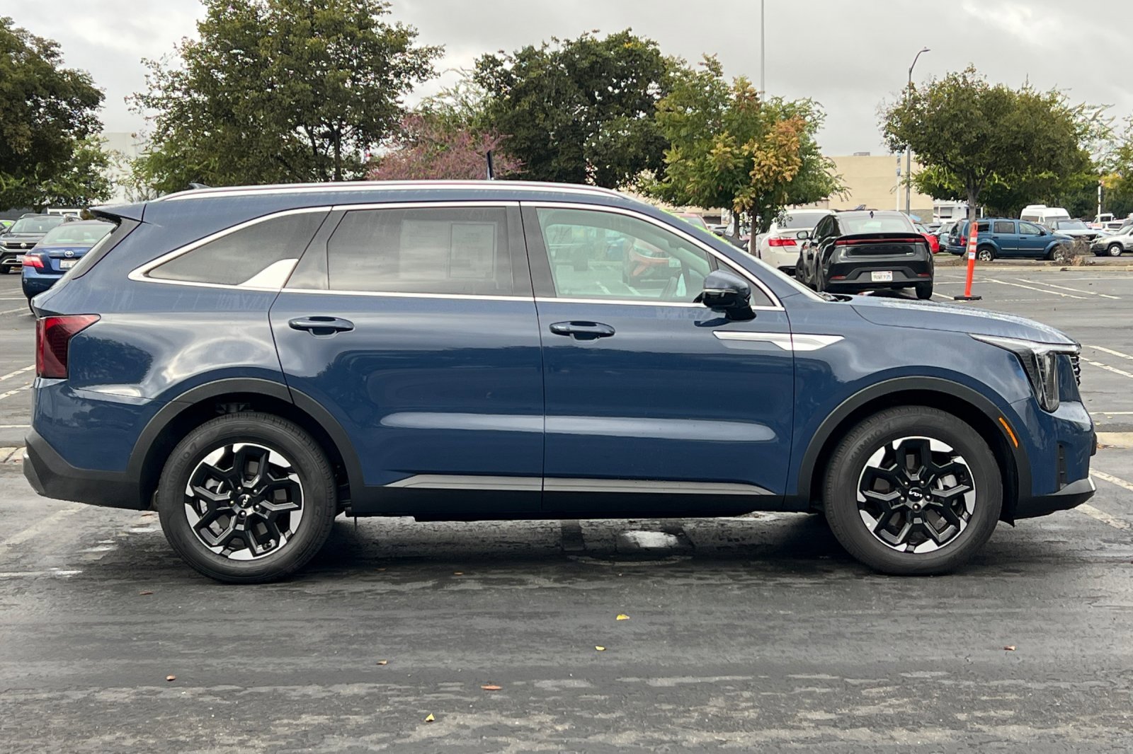 Certified 2025 Kia Sorento S image 3