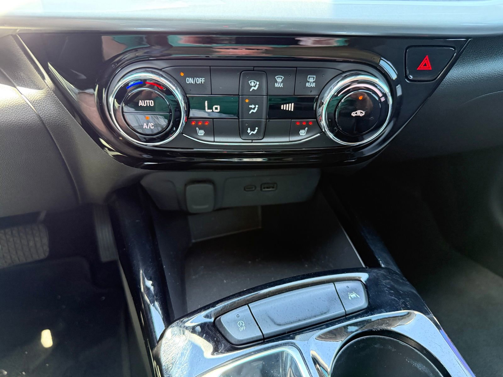 Used 2026 Chevrolet Trax LT w/ LT Convenience Package FWD image 24