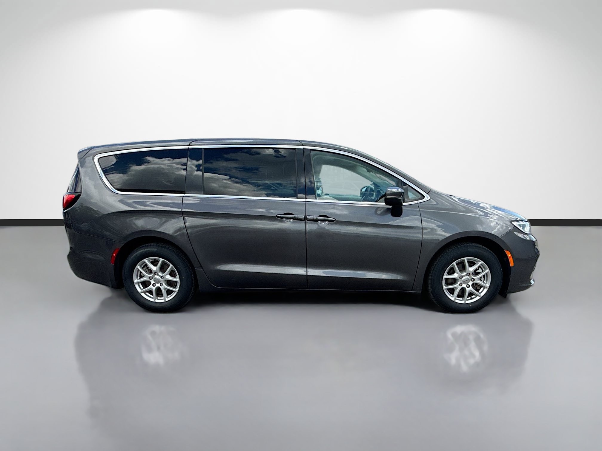 Used 2023 Chrysler Pacifica Touring-L FWD image 6