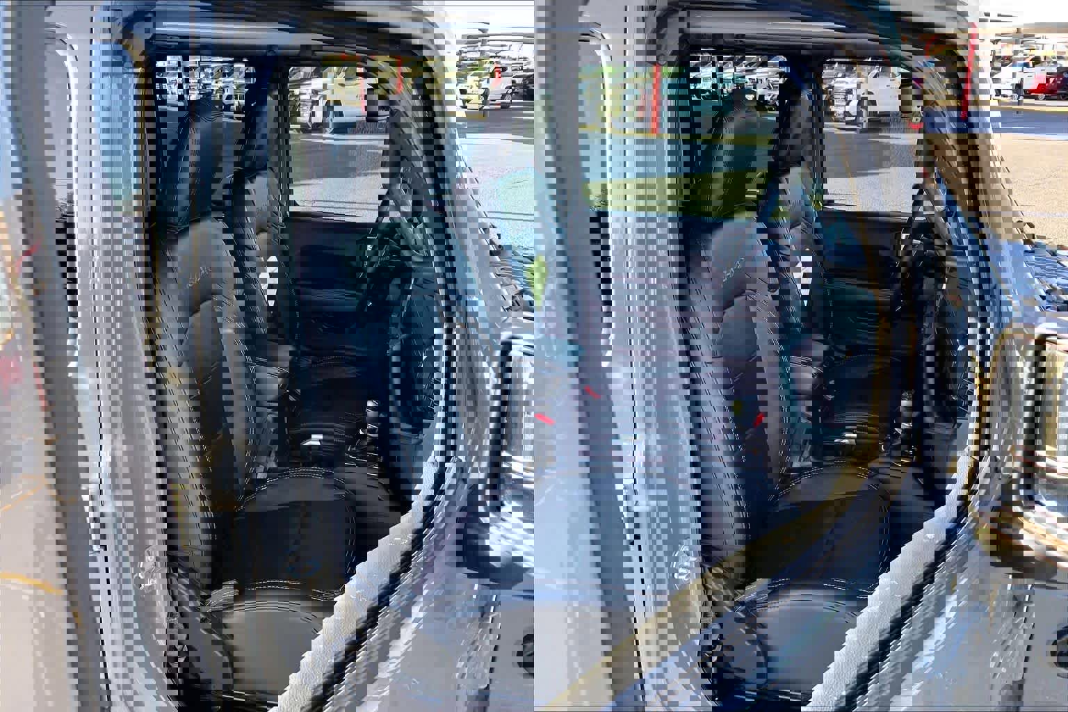 Used 2018 Jeep Wrangler Unlimited Sahara image 10