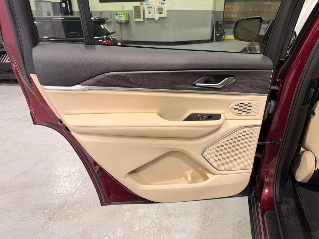 Used 2022 Jeep Grand Cherokee L Limited AWD/4WD image 17