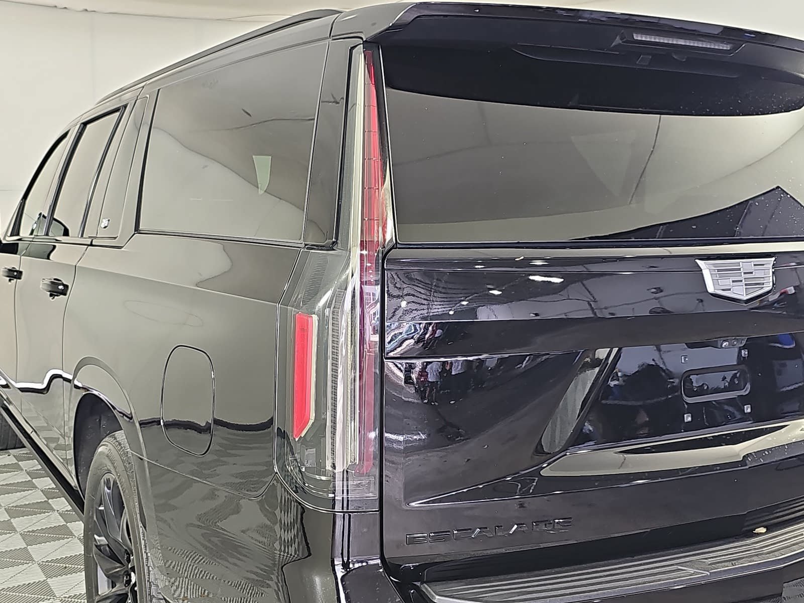 Used 2023 Cadillac Escalade ESV Sport Platinum w/ LPO, ONYX Package AWD/4WD image 31