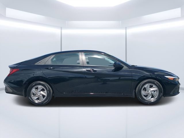 Used 2025 Hyundai Elantra SE FWD image 2