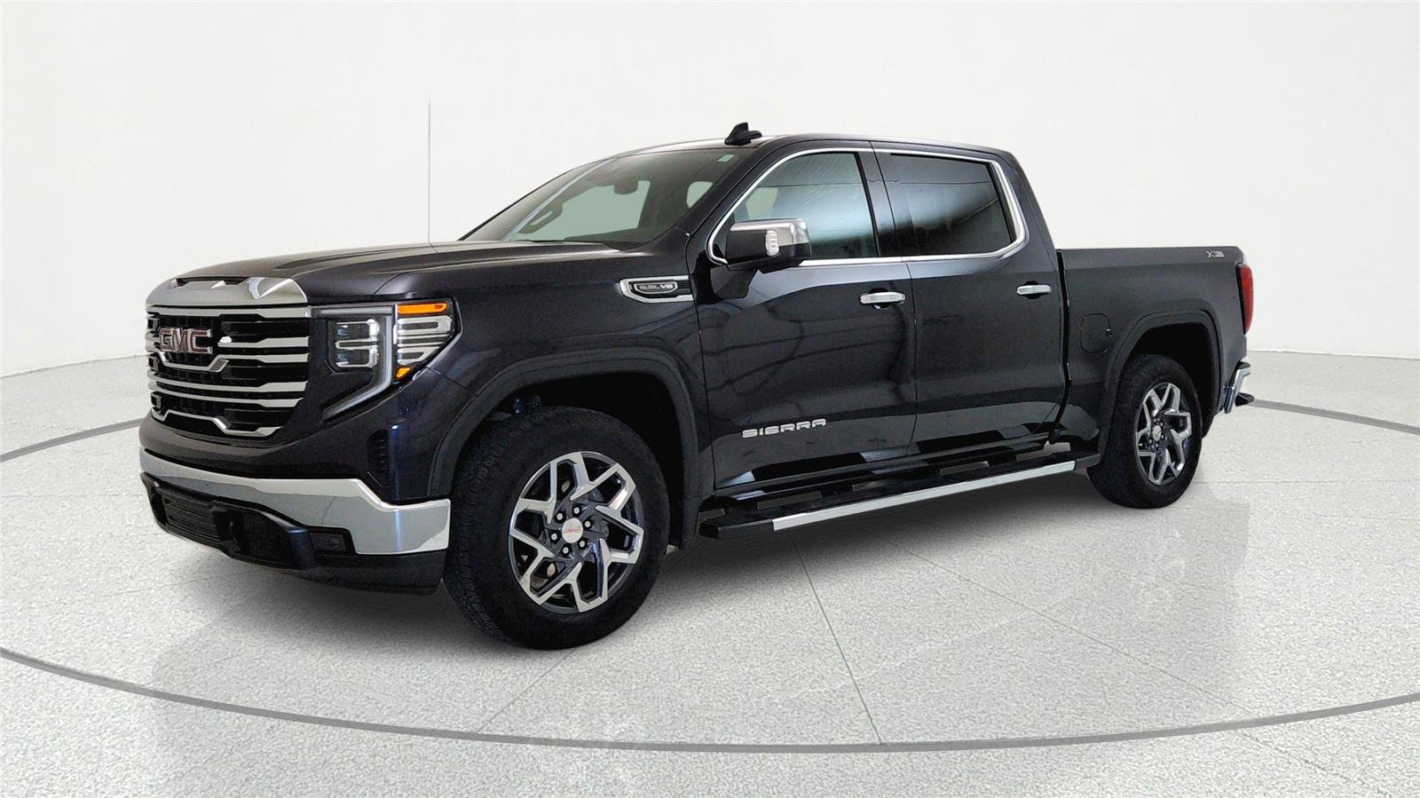 Used 2022 GMC Sierra 1500 SLT w/ SLT Convenience Package AWD/4WD image 2
