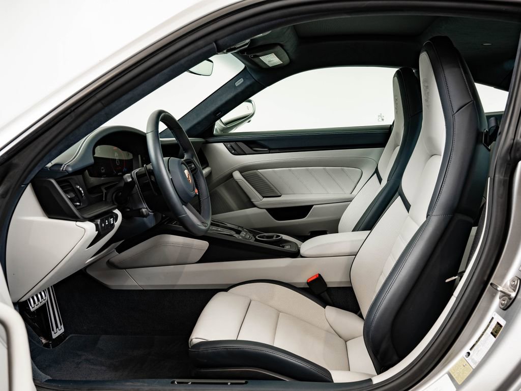Certified 2025 Porsche 911 Carrera GTS RWD image 5