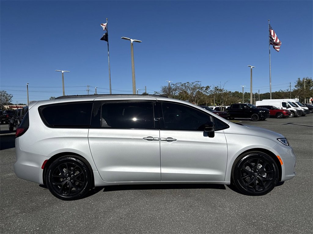 New 2026 Chrysler Pacifica Limited w/ S Appearance Package image 2