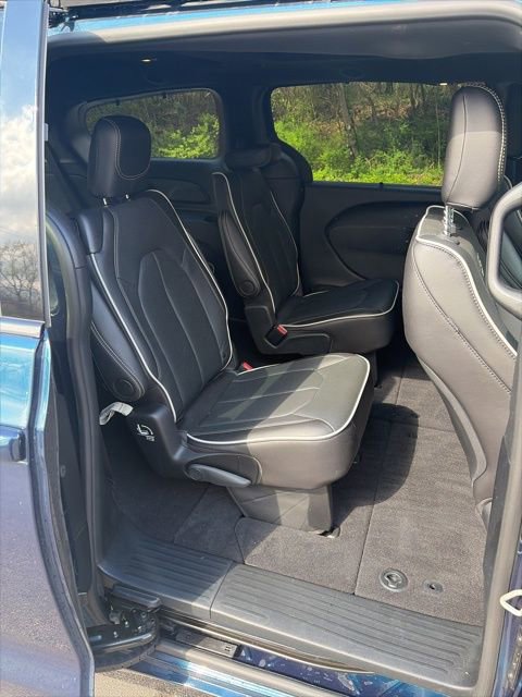 Used 2025 Chrysler Pacifica Limited image 22