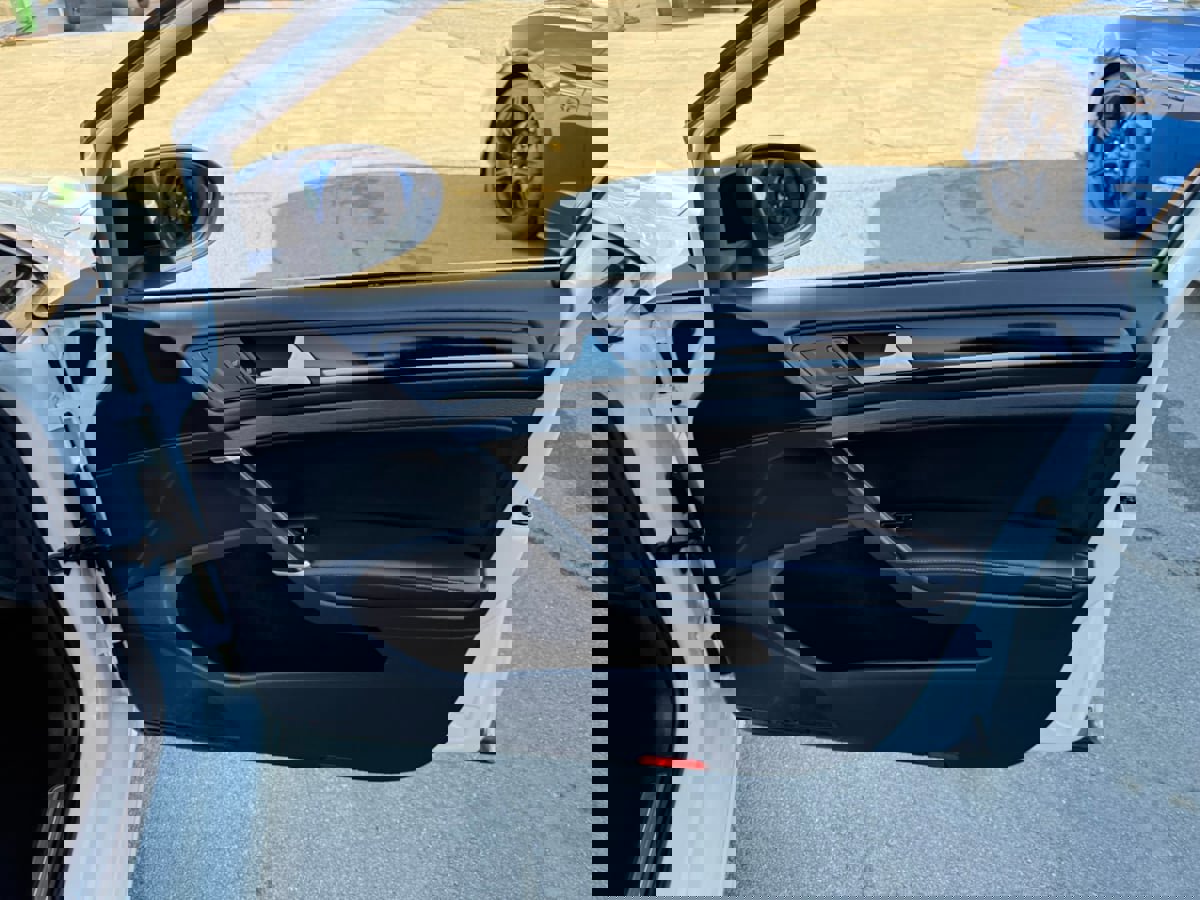 Used 2016 Volkswagen Golf R 4-Door image 13