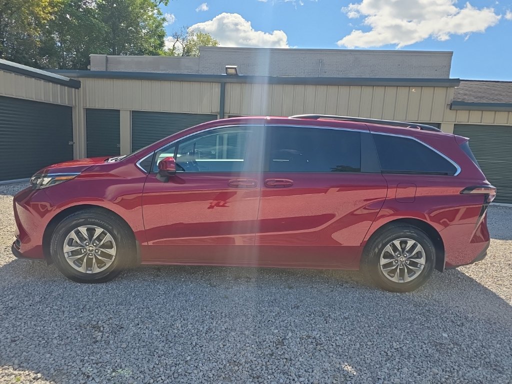 Certified 2024 Toyota Sienna LE AWD/4WD image 3